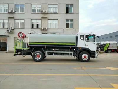 城市環(huán)衛(wèi)的守護(hù)者 灑水車