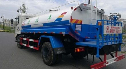 綠色城市的守護(hù)者 噴霧灑水車的多重價(jià)值